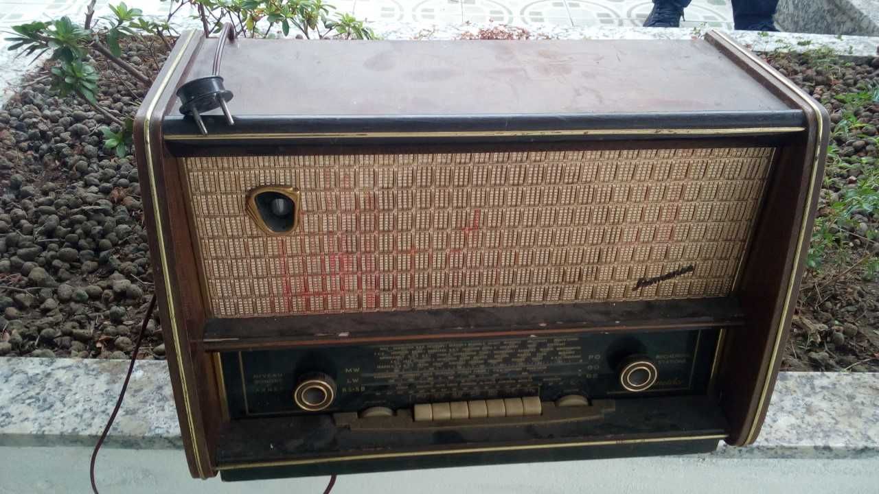 Radio da marca Scheneider do ano 1958 a ligar.