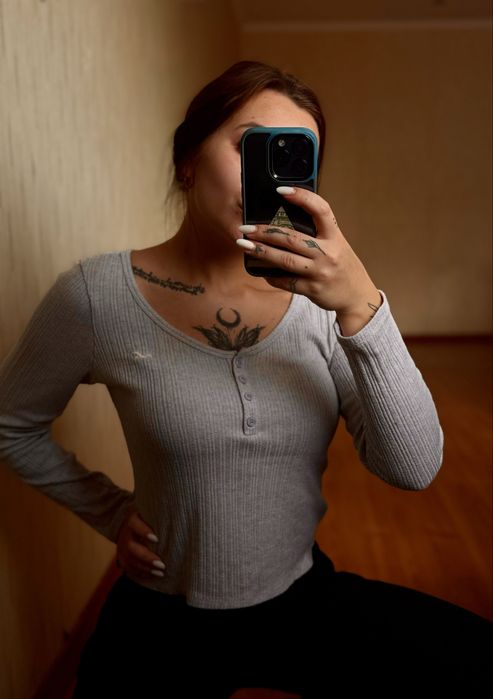 Світло-сірий лонгслів з довгими рукавами Hollister.