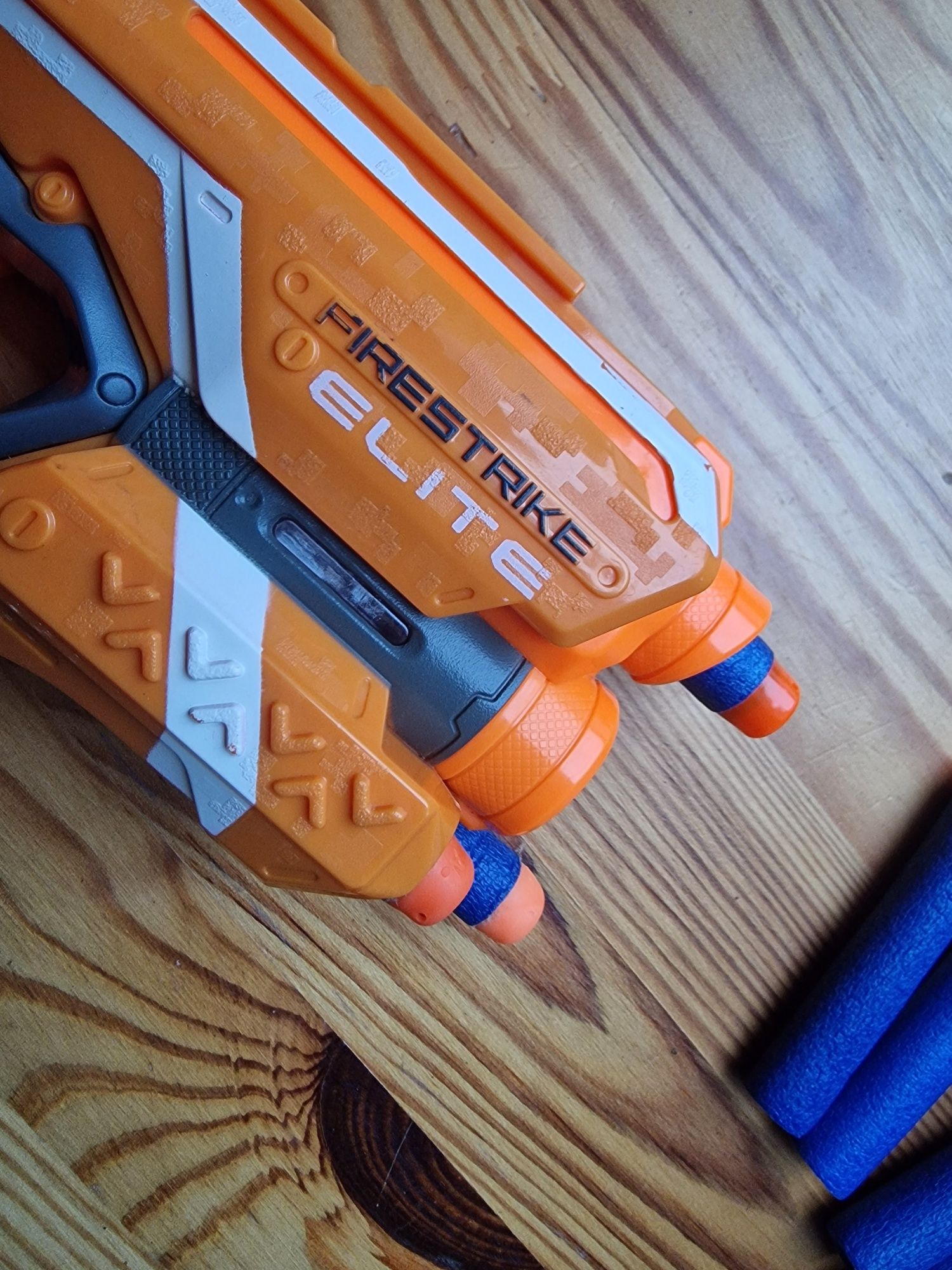 Nerf Firestrike Elite + 7 nabojów + 5 piankowych beczułek/celów