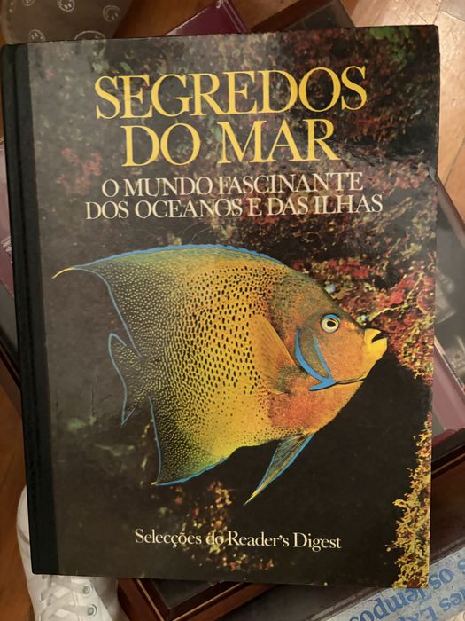Diversos livros e enciclopedias