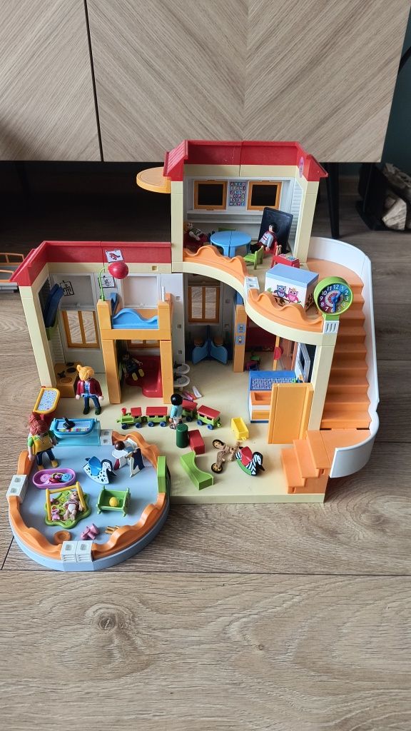 Playmobile dwa zestawy Przedszkole 5567 plus żłobek