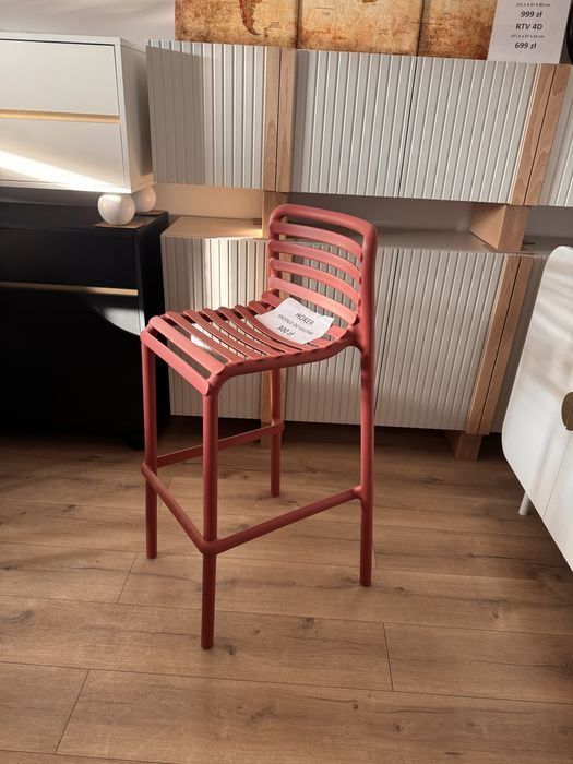 Krzesło hoker w kolorze marsala