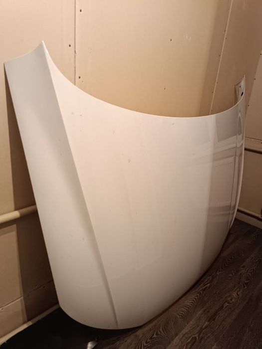 Продам капот, под ремонт.