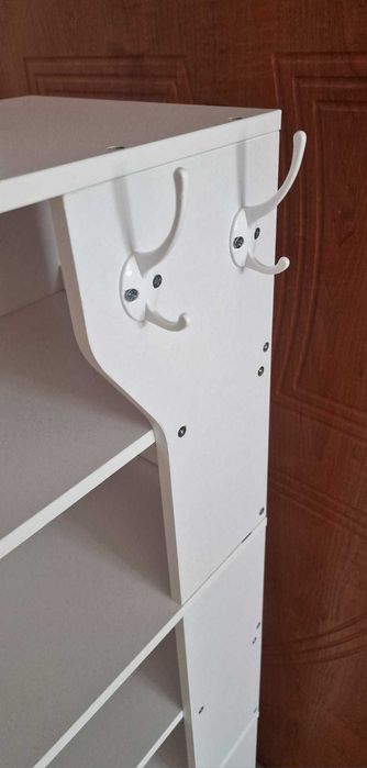 Biała wąska szafka na buty 6 półek 2 boczne haki na klucze LOFT