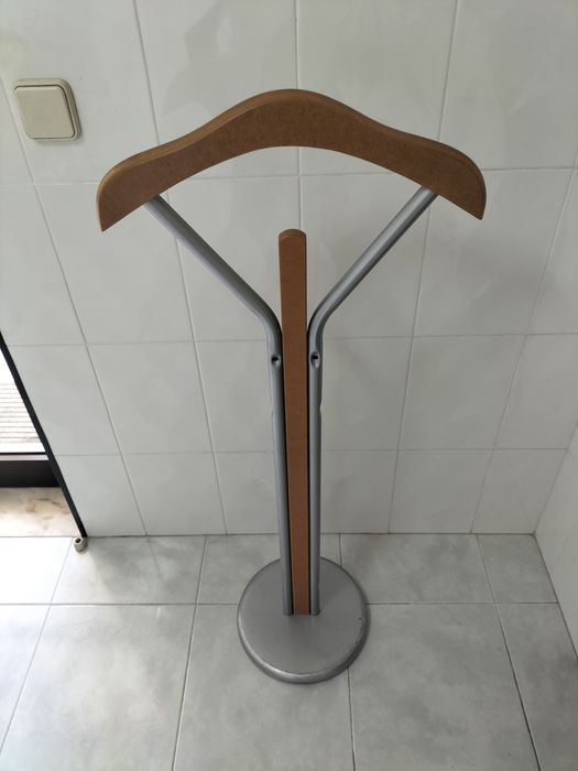 Suporte para roupa de quarto