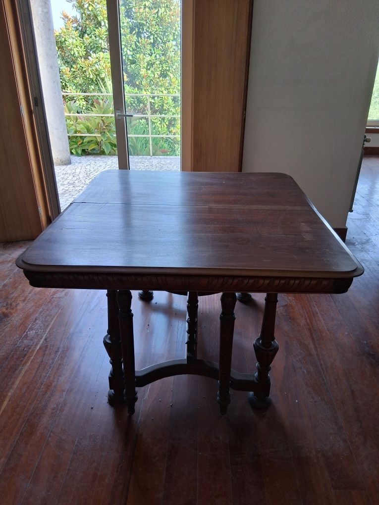 Mesa de madeira maciça clássica