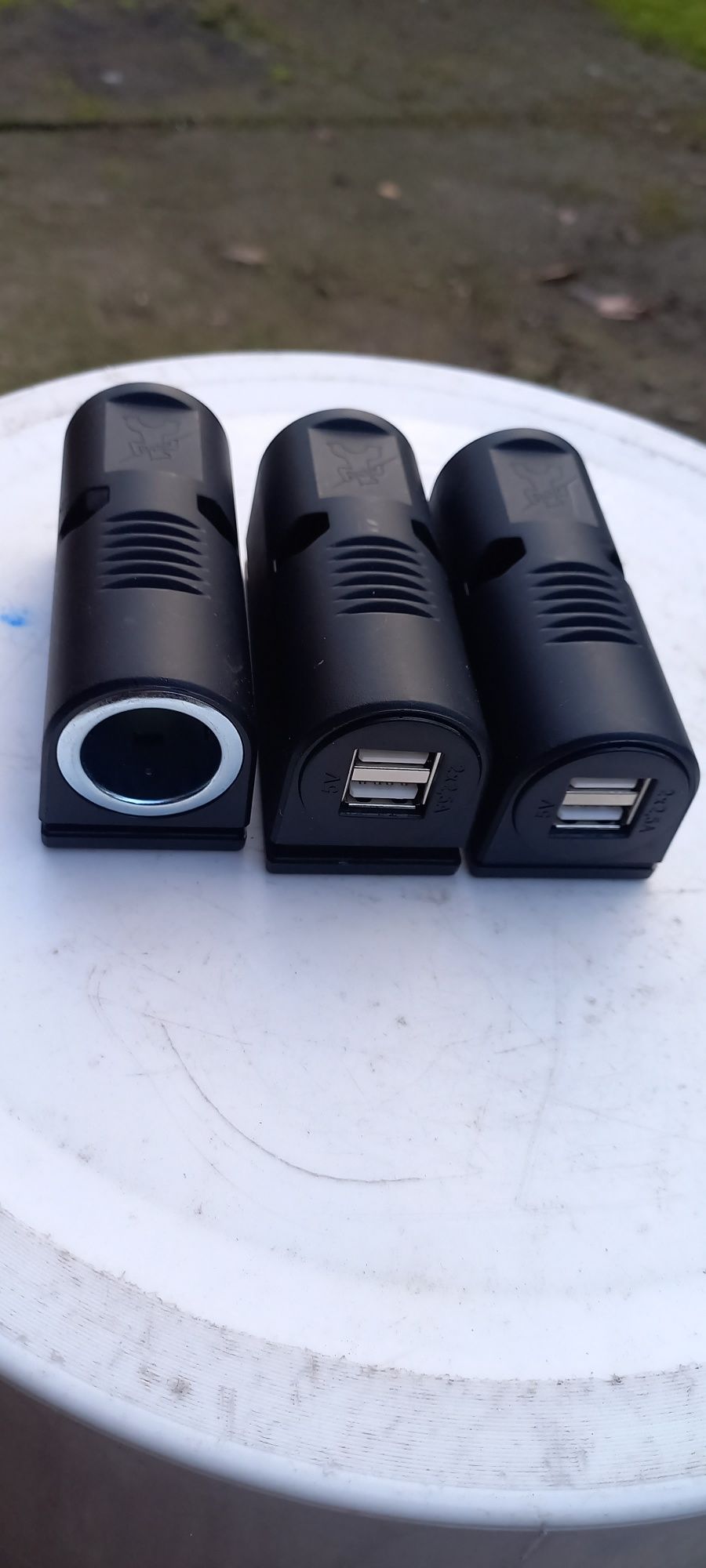 Gniazdo 230V, gniazdo ladowania USB, gniazdo zapalniczki, kamper.