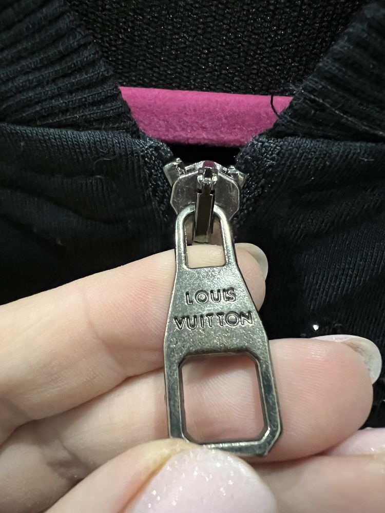 Продам прогулочный костюм LOUIS VUITTON