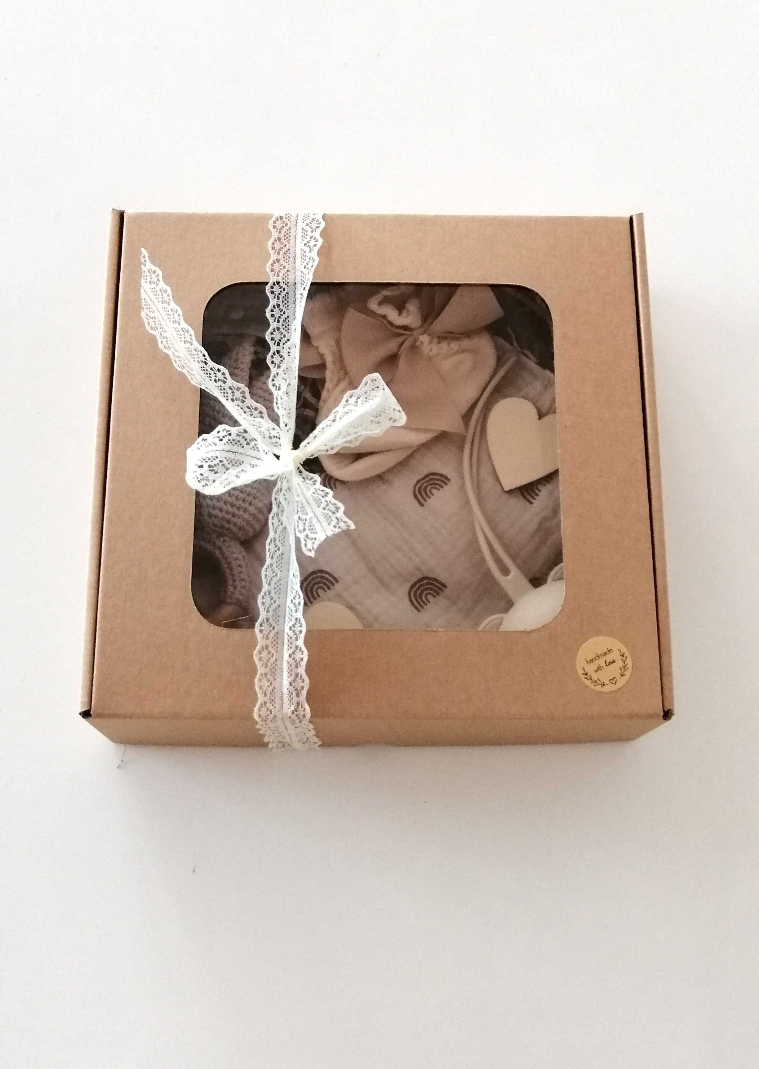 zestaw giftbox dla dziewczynki babyshower prezent beżowy dla dziecka
