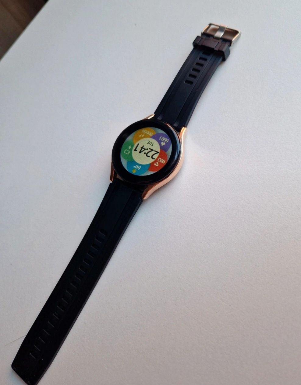 Smartwatch złoty na czarnym pasku