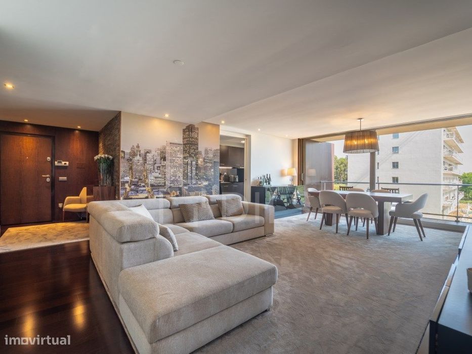 Apartamento T3 com 3 suítes e box fechada para 2 carros, em Canidelo