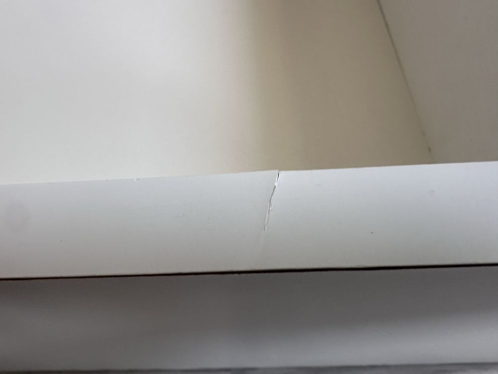 Duża biała szuflada pod łóżko