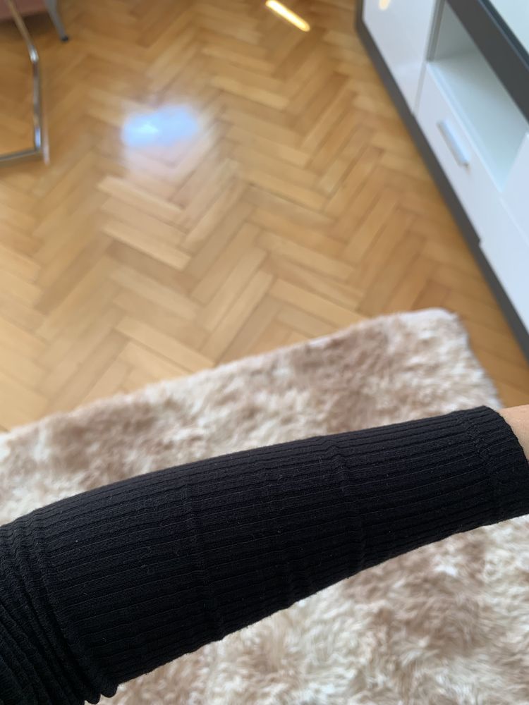Czarna obcisla sukienka midi