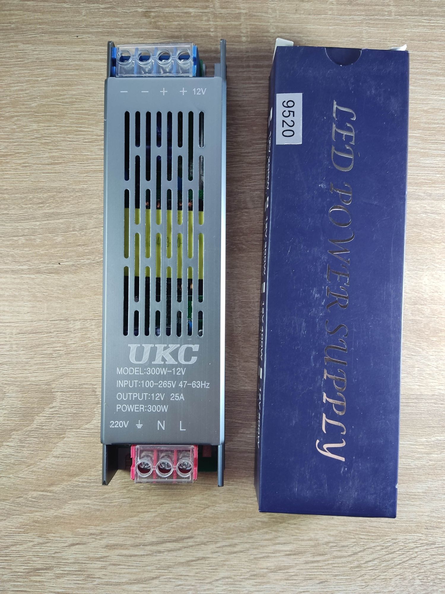 Блок питания импульсного типа METAL 12V 25A для светодиодных лент 9520