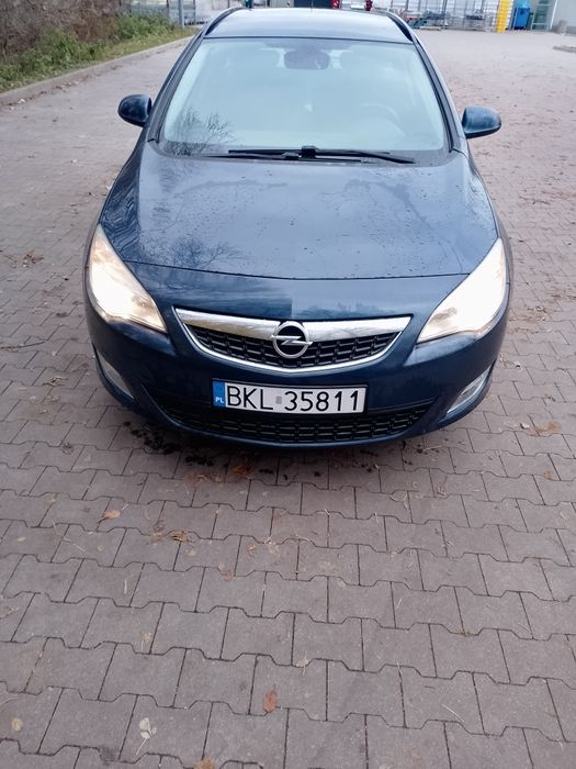 Samochód opel astra j