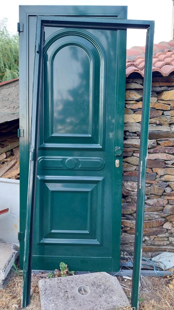 Vendo porta extrior, de cor verde.