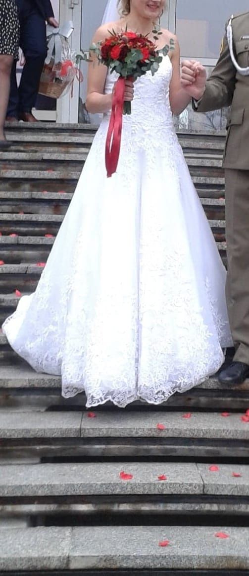Suknia ślubna , pięknie zdobiona