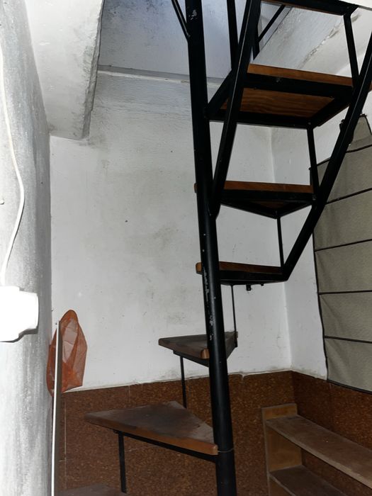 Escada de sótão de ferro e madeira
