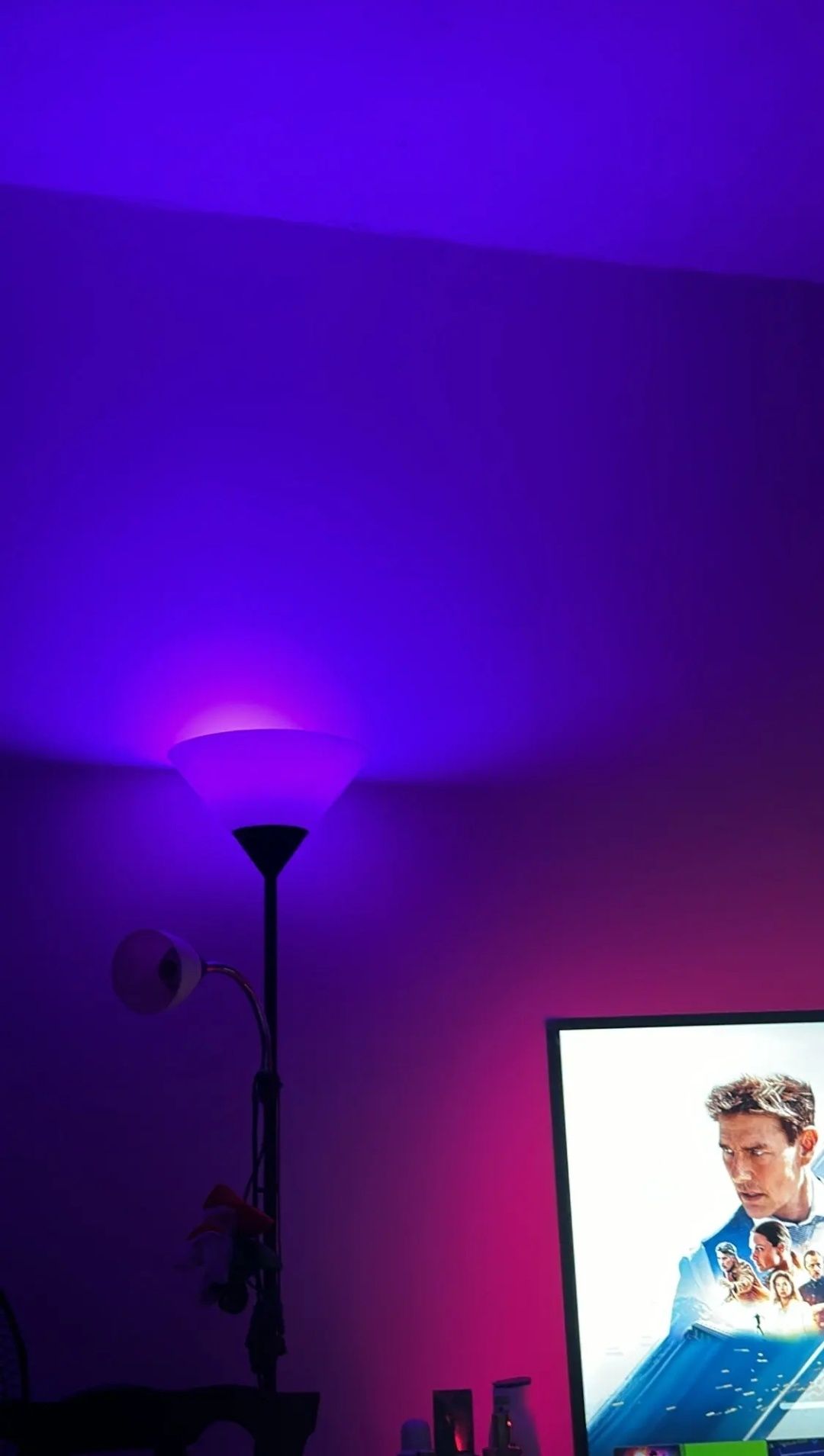 Розумна лампочка з великою палітрою кольорів