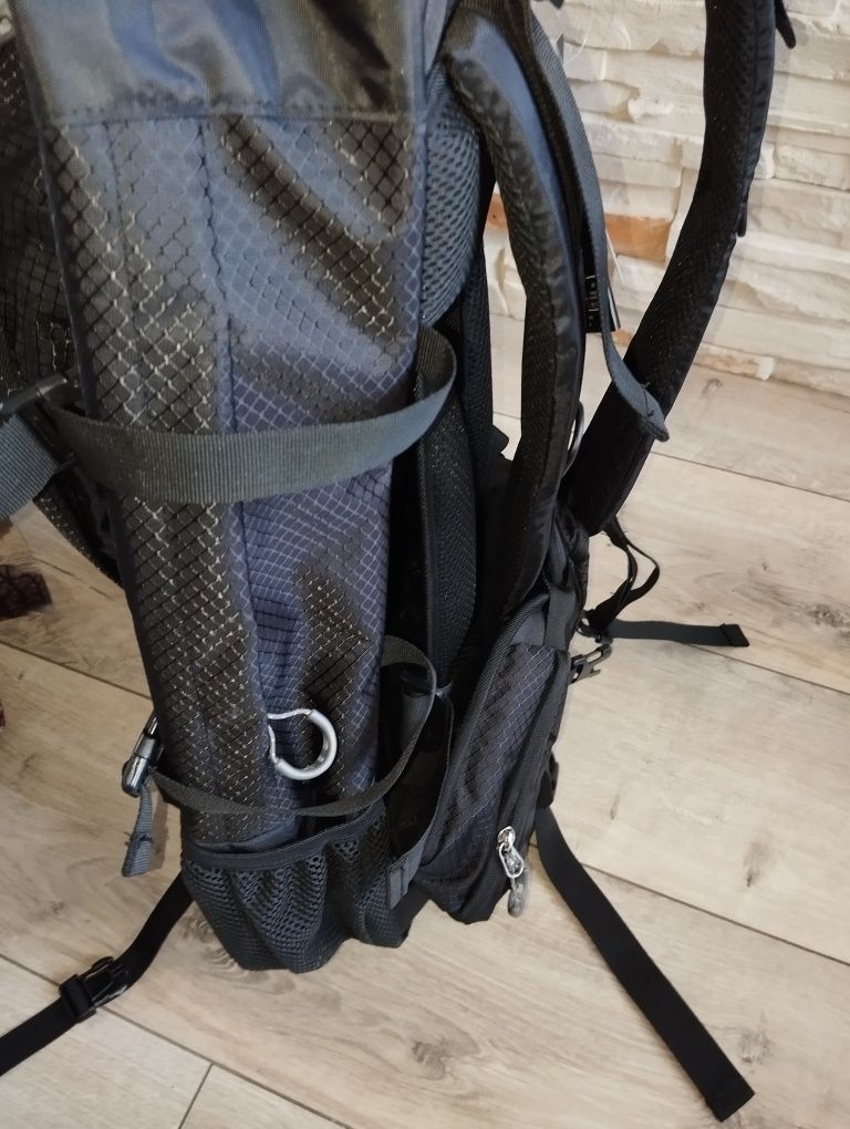 Nowy profesjonalny plecak ze stelażem na górskie wędrówki 50 L