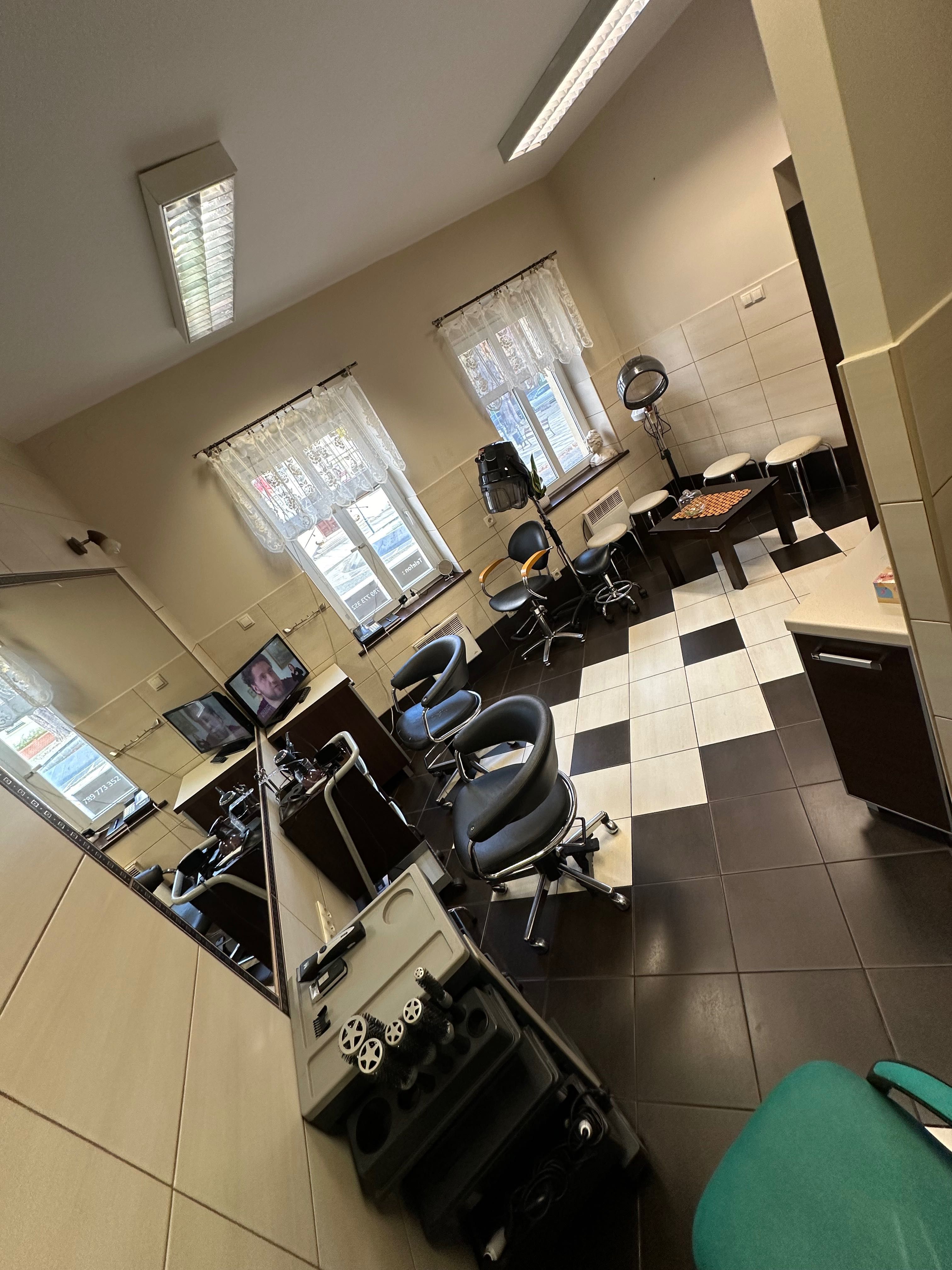 Lokal bezczynszowy Salon fryzjerski Barber na sprzedaż centrum Otyń