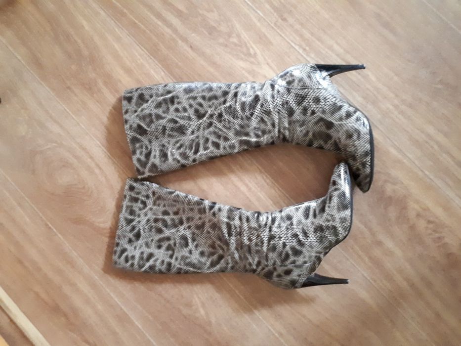 Сапоги  Luciano Carvari. 39ра39размзм. 200грн.