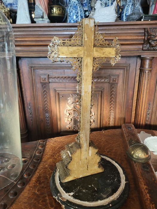 Zabytkowy krzyż pod szklaną kopułą klosz pasyjka