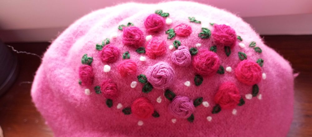 beret nowy wyszywany ręcznie