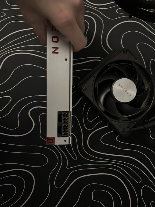 ТЕРМІНОВО Продам відеокарту rx vega 64 на водяному охолоджіні