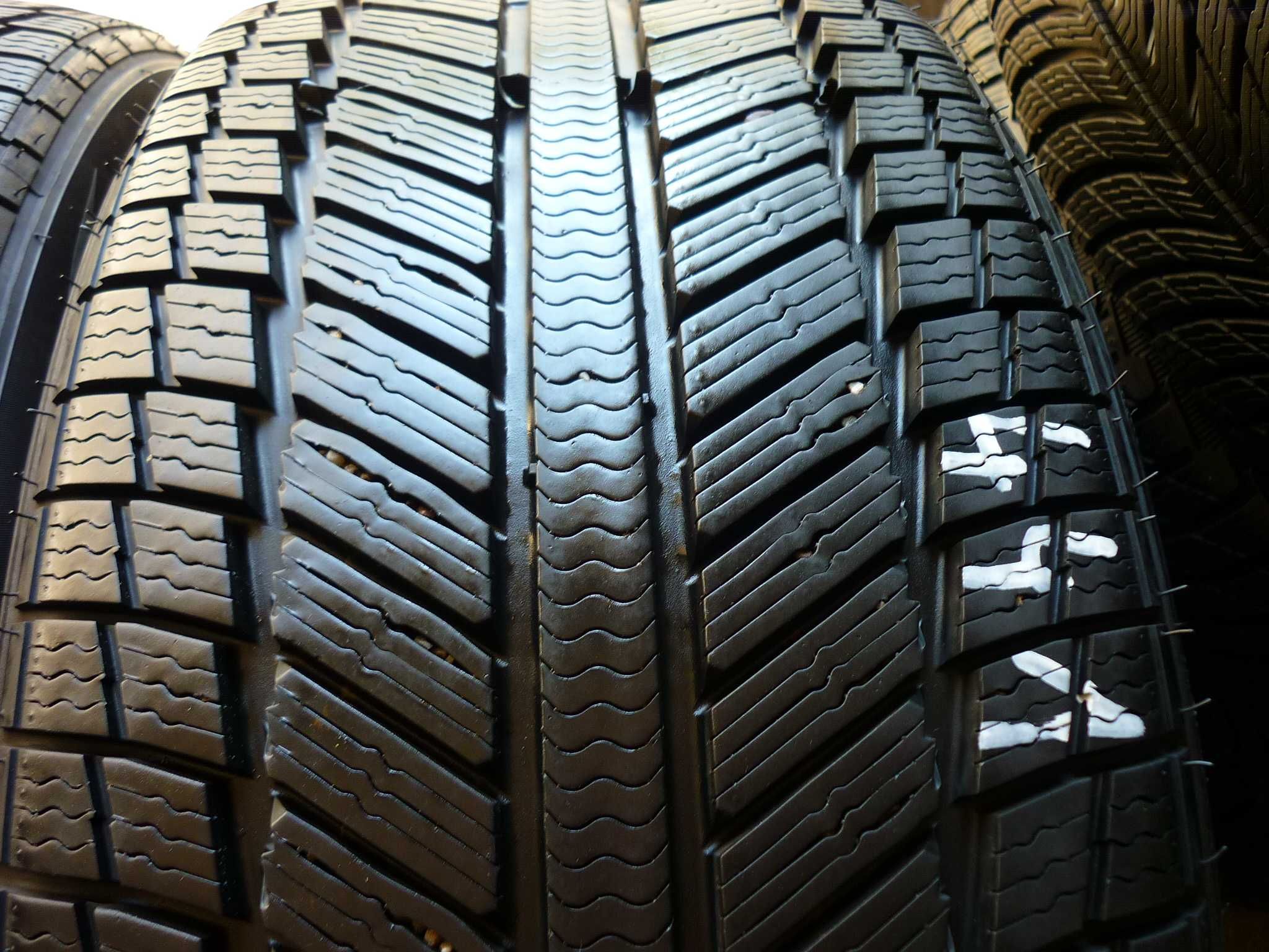 [441]  245/40/19 98W XL SYRON EVEREST 1+  2x8.7 2x7.5 mm