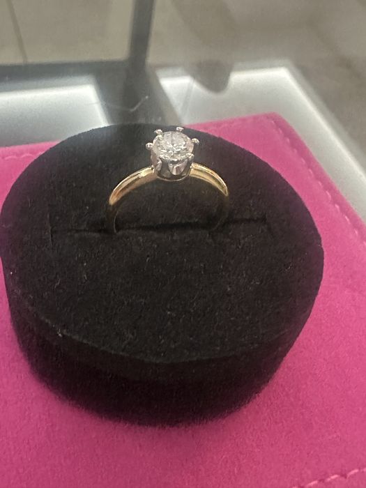 Pierścionek z brylantem 0,57 ct