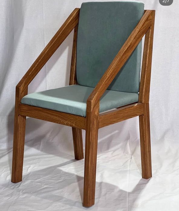 Стілець з дуба з мʼякими частинами