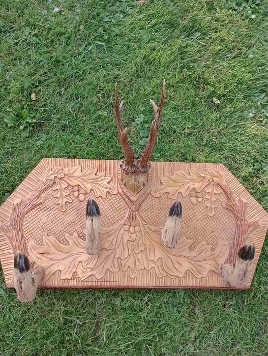 Продається  натуральні оленячі роги у деревʼяних різьблених підставках