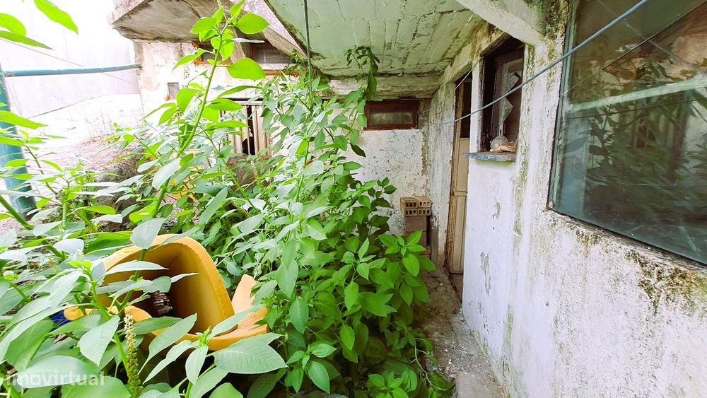 Moradia T6 para reconstrução- Santa Clara, Coimbra