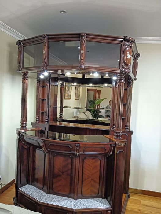 Móvel bar em cerejeira com 2 bancos  prateleiras cima por baixo em  fr