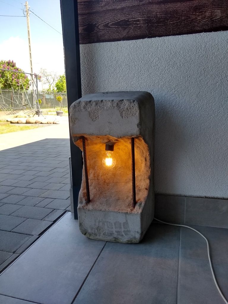 Podłogowa lampa z betonu