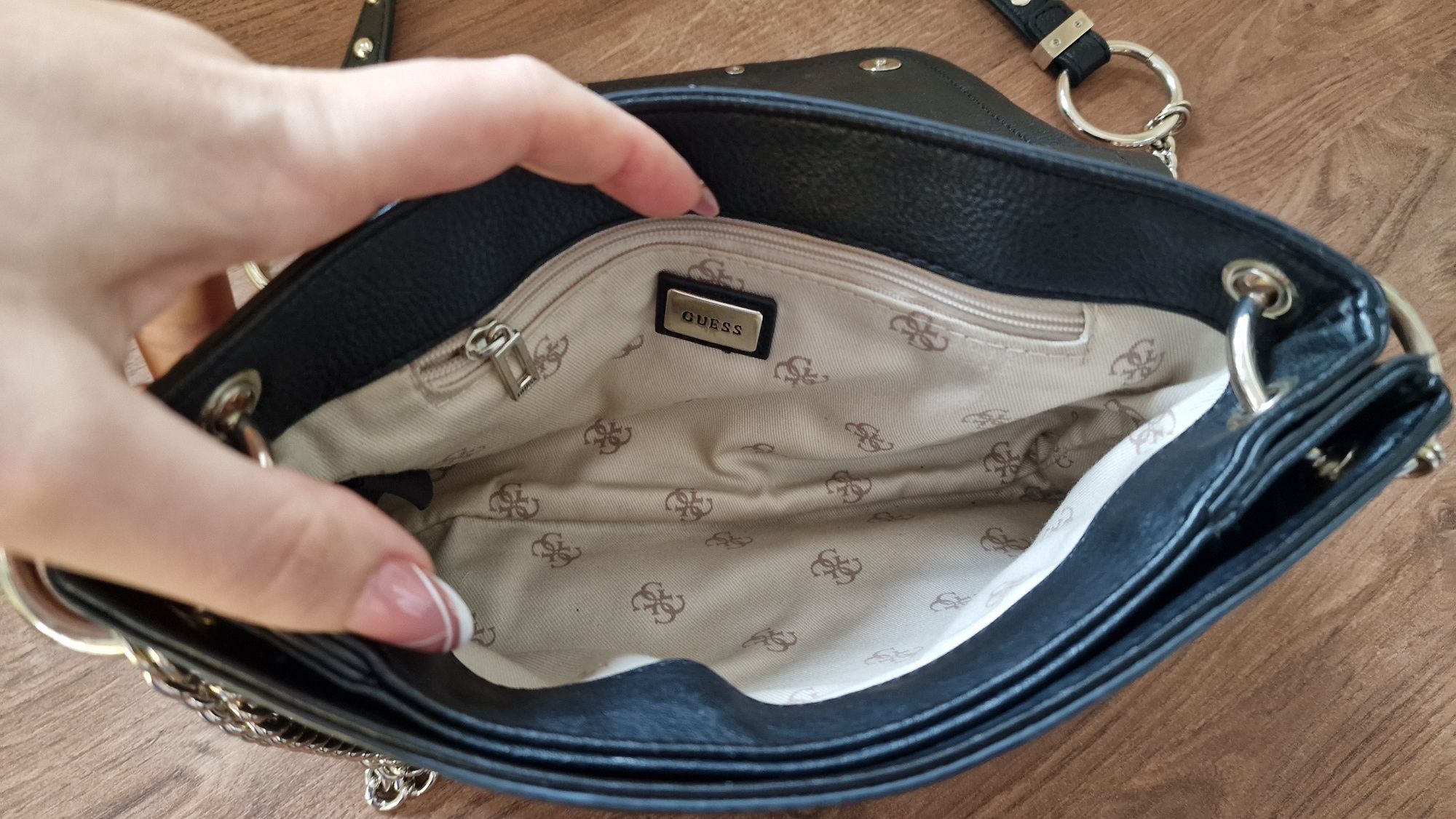 Oryginalna torebka Guess cross body czarna srebrne dodatki kieszonki