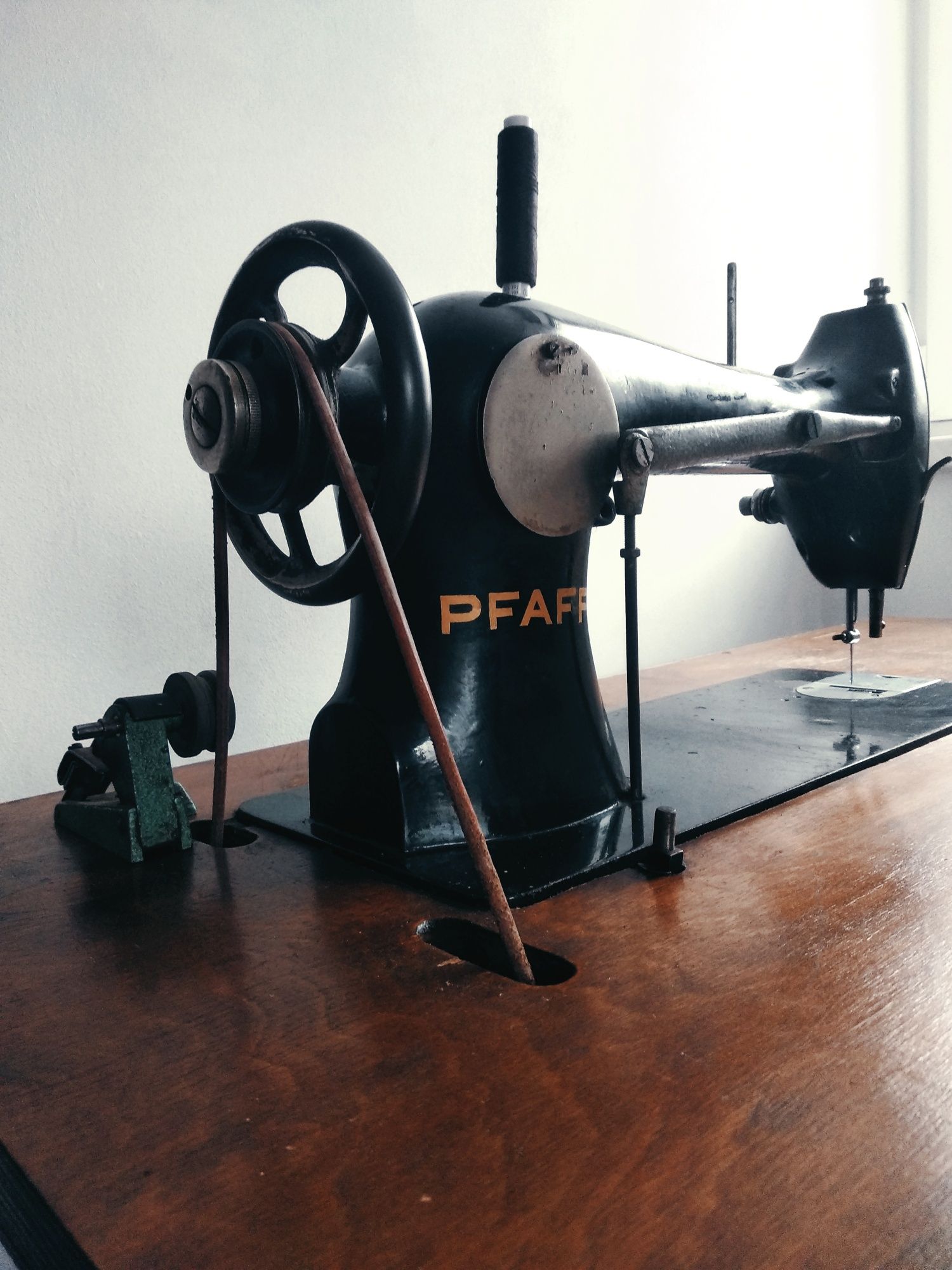 Pfaff działająca, zabytkowa maszyna do szycia na stoliku