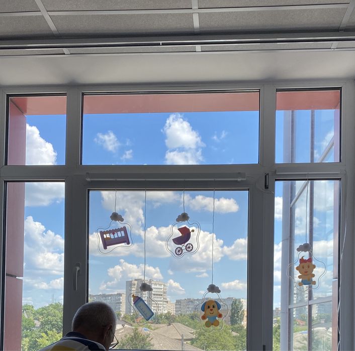 Неонова світяща вивіска дитяча