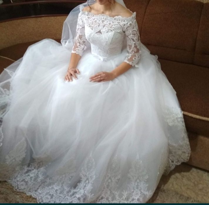 Весільна сукня з фатою