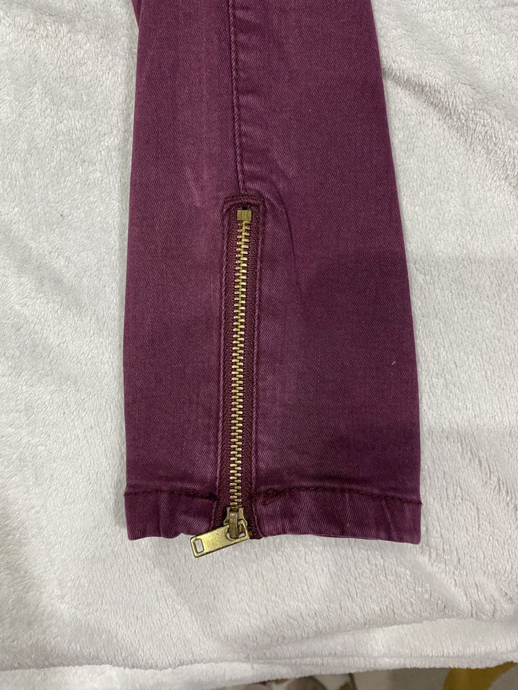 Fioletowe skinny jeans z ozdobnymi złotymi zamkami