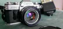 Camera Canon AE-1 SLR de filme 35mm, lente 50mm, filtro uv + flash