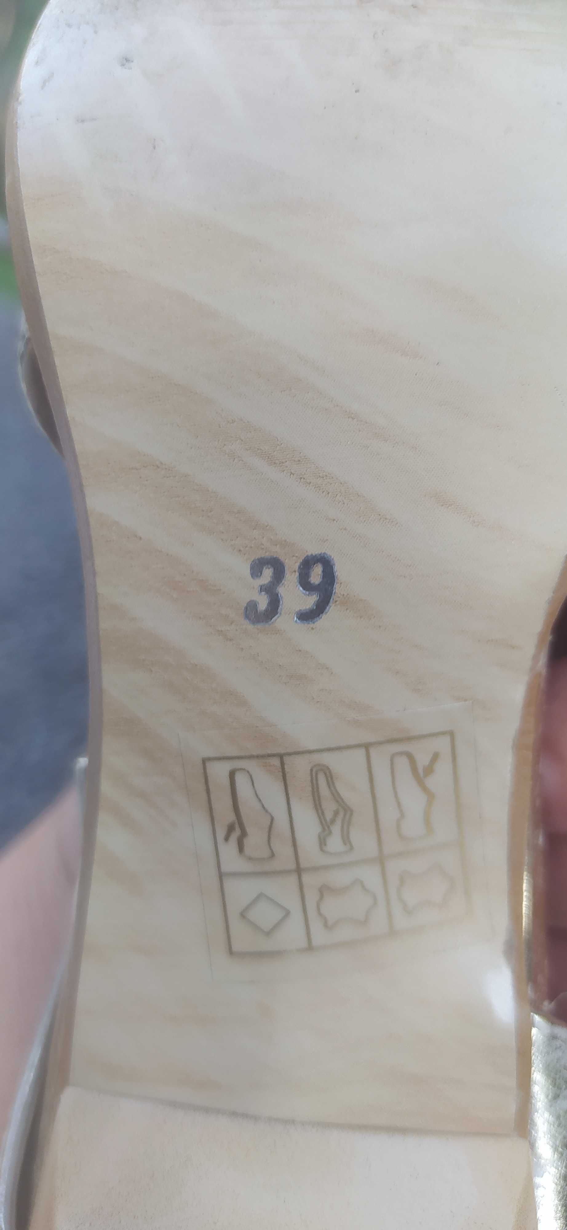 NOWE Szpilki z wycięciami po bokach,
r.39, Brudny RÓŻ, złoty łańcuch