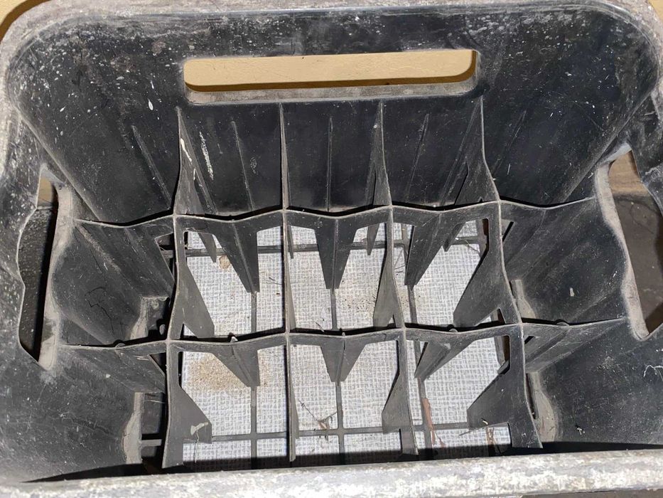 dużą stara skrzynka na butelki