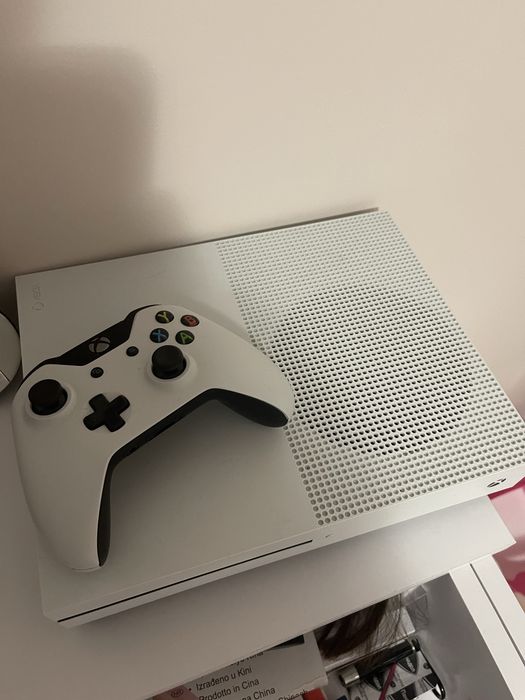 Продам Xbox One S 1TB