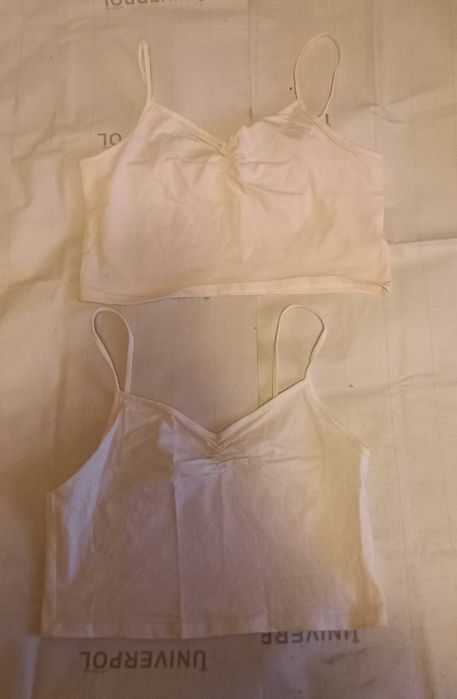 Zestaw staników sportowych i topów