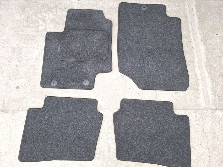 Czarne dywaniki welurowe. Hyundai i20 2010r.