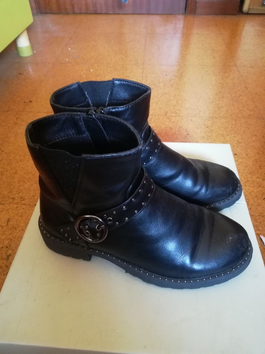 Botas menina tamanho 32 em excelente estado. Muito pouco usadas.Pretas