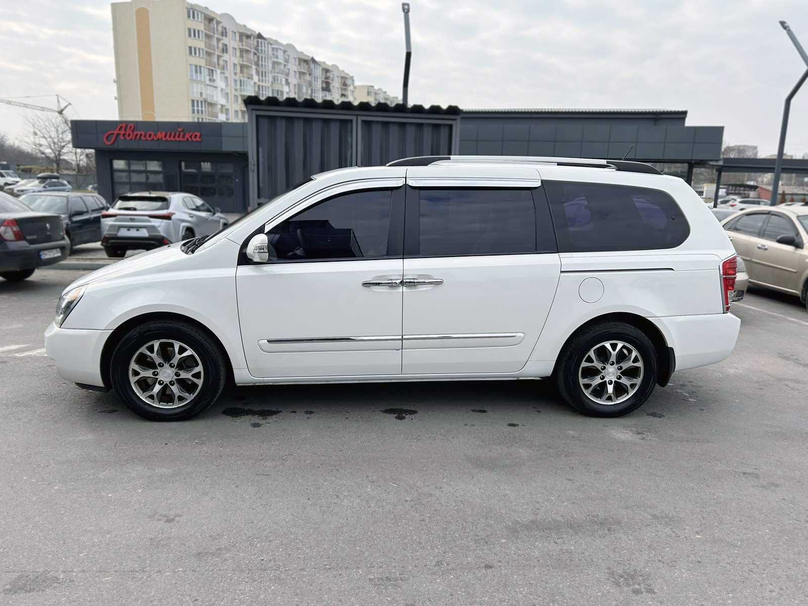 KIA Grand Carnival 8+1 мест 2.2 дизель, автомат 2013 год (на коже)