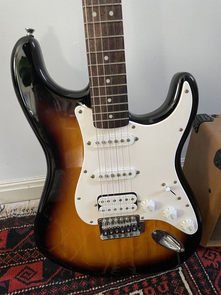 Guitarra Elétrica Fender Squier Bullet Strat como nova c/ amplificador